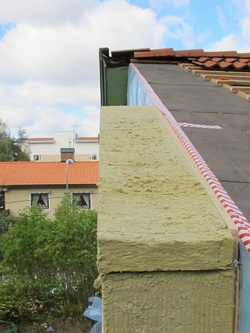 Do ocieplania ścian zastosowano specjalne, wyprodukowane w fabryce prefabrykowane elementy PAROC energia, Paroc