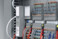 Nowy sterownik AXC 1050 z&nbsp;serii produktów Axiocontrol firmy Phoenix Contact