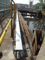 Nowoczesny system prowadzenia przewodów zasilających mostek zgarniający, pracujący w&nbsp;zbiorniku klarownicy w&nbsp;obszarze Stacji Uzdatniania Wody  w&nbsp;ArcelorMittal