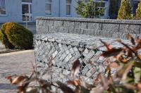 Murek oporowy umieszczony w&nbsp;gabionie, wykonany z&nbsp;kostki Polburk Country Fot. Polbruk