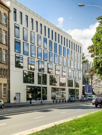 Elewację budynku wykonano z białej cegły klinkierowej Montblanc z gładką fakturą lica, Röben