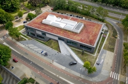 Budynek biurowy Rabobank w&nbsp;Heerlen, w&nbsp;którym zastosowano Systemy Nophadrain dla ekstensywnych zielonych dachów Fot.: NOPHADRAIN