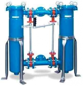 Filtry workowe, a filtracja w trybie ciągłym, Dwie obudowy filtrów workowych połączone równolegle, wyposażone w system jednoczesnej zmiany położenia zaworów