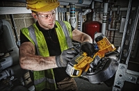 Idealne cięcie z&nbsp;pilarką taśmową DEWALT DCS371N XR 18V